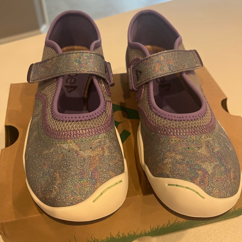 NEW never worn Plae Emme in puzzled plum 2.5